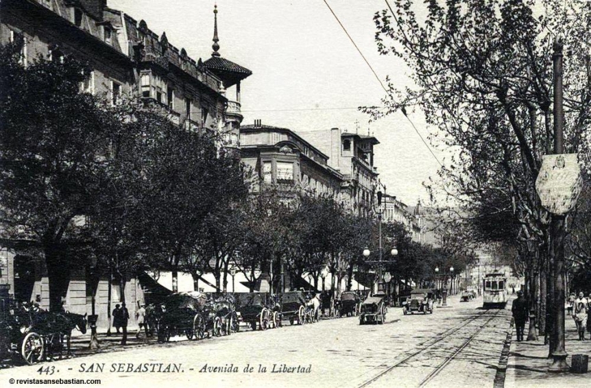 Coches de punto aparcados en la Avenida hacia 1920