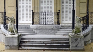 La simetría de los dos perros en la puerta del Palacio