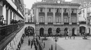 La plaza de la Constitución en una recepción a Alfonoso XIII. Imágenes del KM