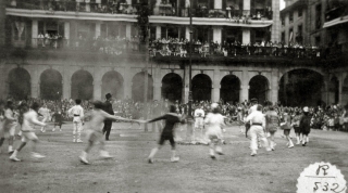 Bailes de los niños alrededor del árbol