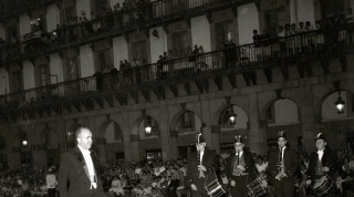 1963. El alcalde Nicolás Lasarte bailando en Aurresku en la plaza (no es San Juan)