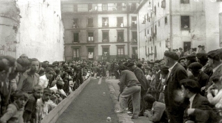 La entrada de la Plaza de la Trinidad utilizada para juego de bolos en 1934