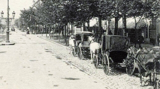 Coches de punto en la Avenida, próximos al hotel de Londres