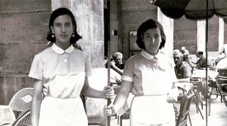 En la terraza de La Golosina, esperando a los clientes. 1960.